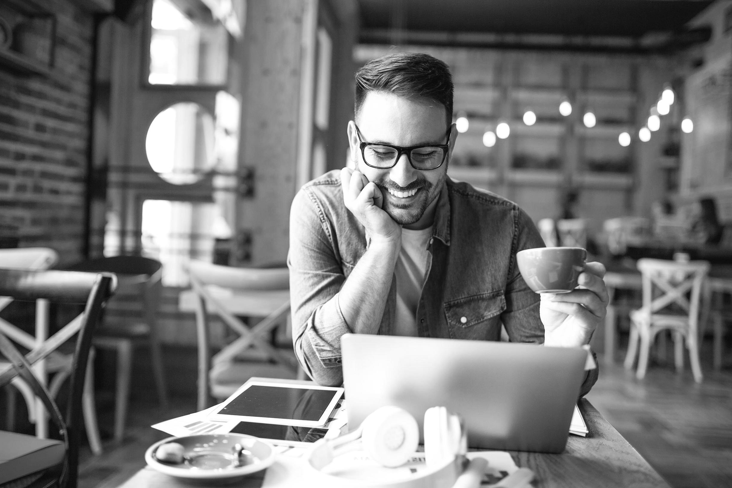 Gruppe beim gemeinsamen Lernen und Austausch